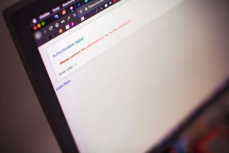 Ekran komputera z przeglądarką internetową wyświetlający komunikat o błędzie logowania.