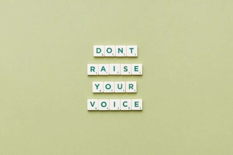 napis "don't raise your voice" ułożony z kostek scrabble