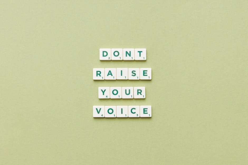 napis "don't raise your voice" ułożony z kostek scrabble