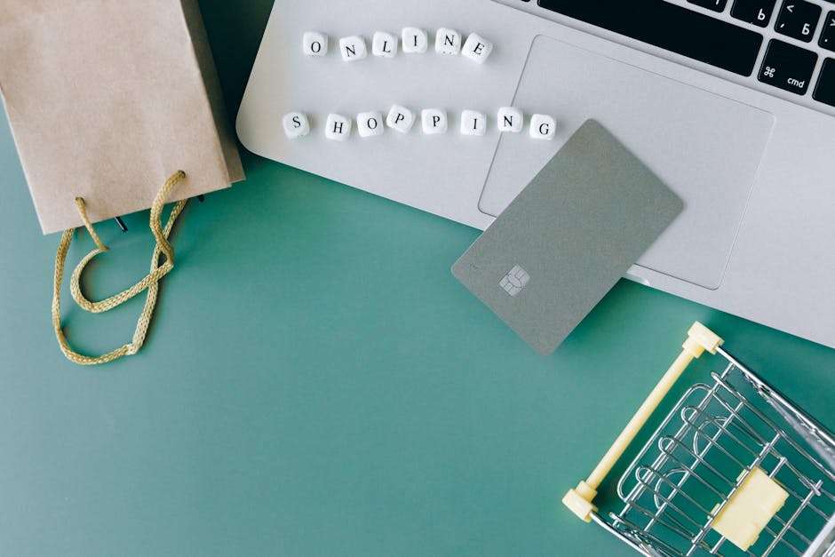 torba na zakupy, karta bankowa,, klawiatura laptopa i kostki scrabble układające się w napis "online shopping"