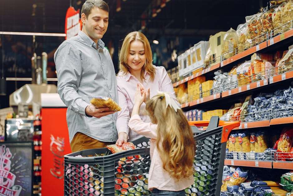 Rodzina z dzieckiem wybiera produkty z półek w alejce supermarketu.