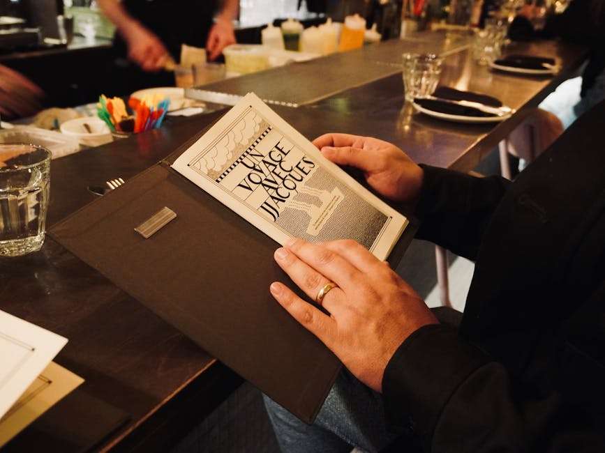 Gość restauracji przeglądający eleganckie menu