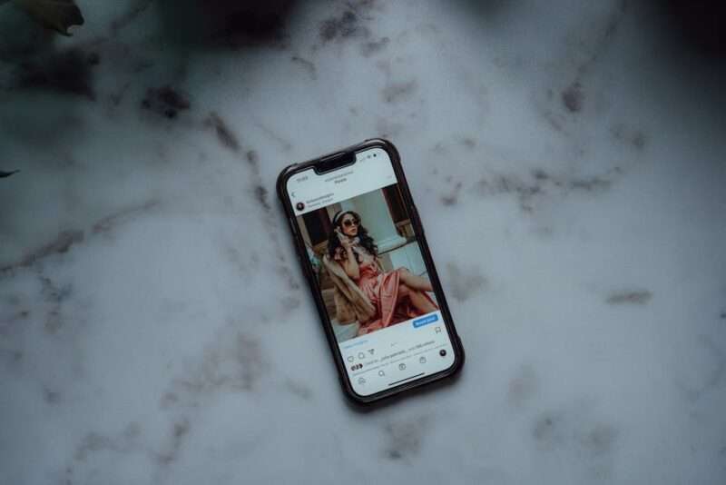 telefon z otwartym postem na instagramie