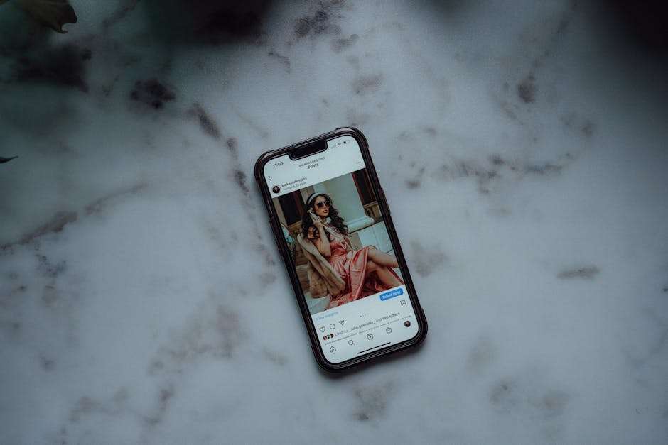 telefon z otwartym postem na instagramie