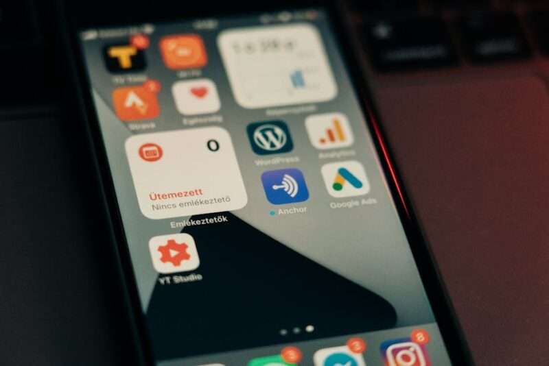 Ekran smartfona z popularnymi aplikacjami mobilnymi.