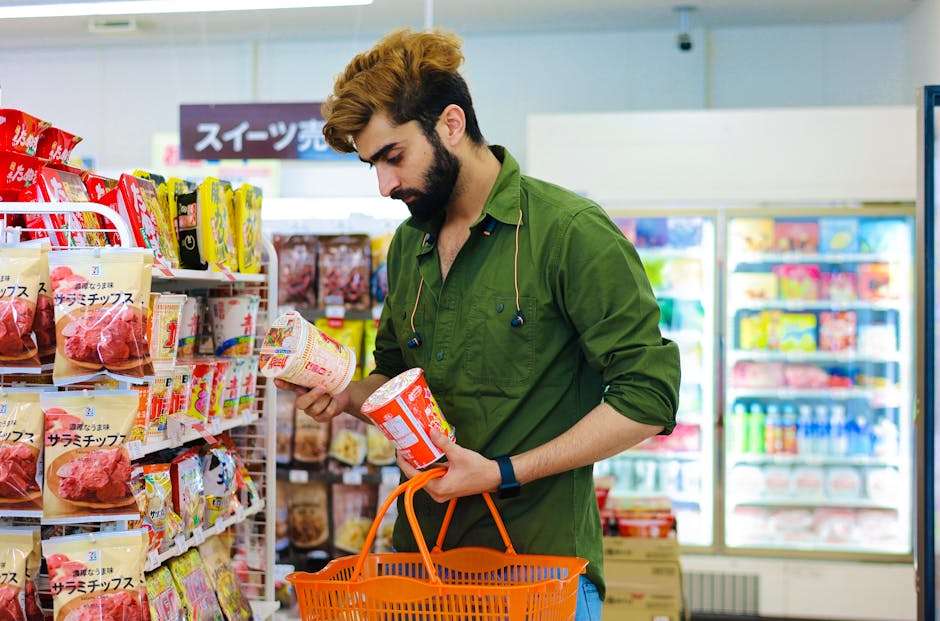 Młody mężczyzna wybiera produkty w supermarkecie.