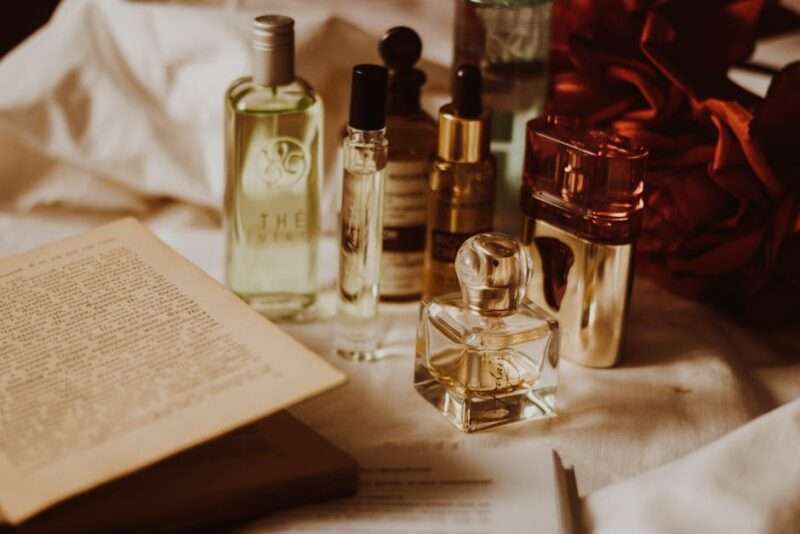 Eleganckie flakony perfum w otoczeniu książek