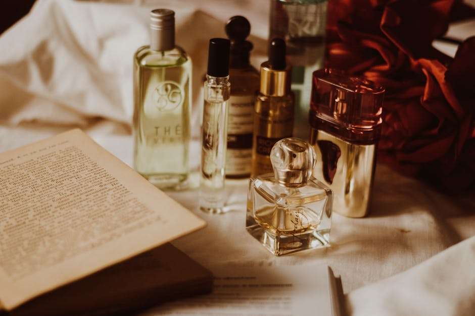 Eleganckie flakony perfum w otoczeniu książek