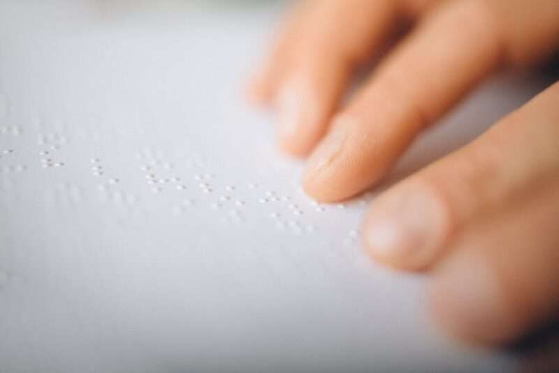 zbliżenie na palce na literach Braille’a