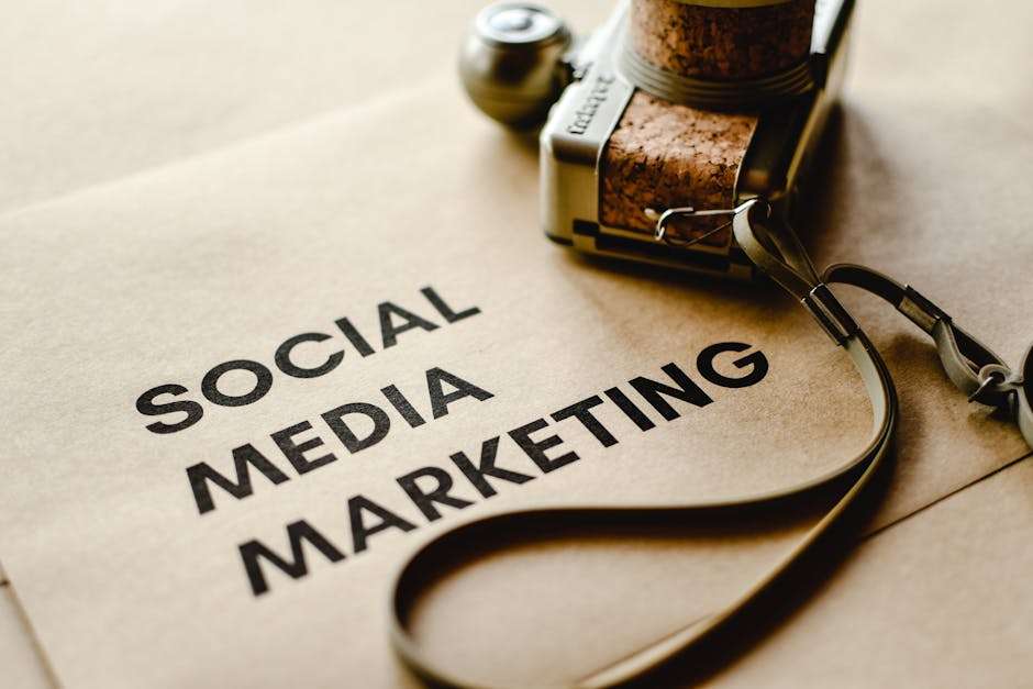 Vintage aparat fotograficzny z korkowymi detalami leżący na papierze z napisem Social Media Marketing.