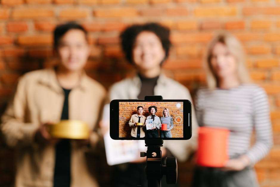 Influencerzy podczas nagrywania materiału wideo.