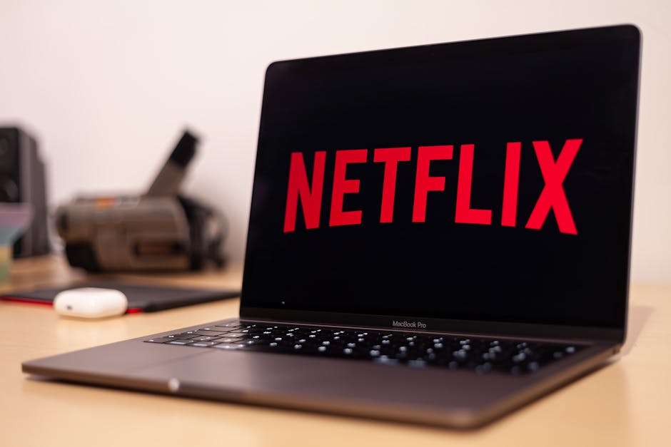 Logo Netflixa wyświetlone na ekranie laptopa