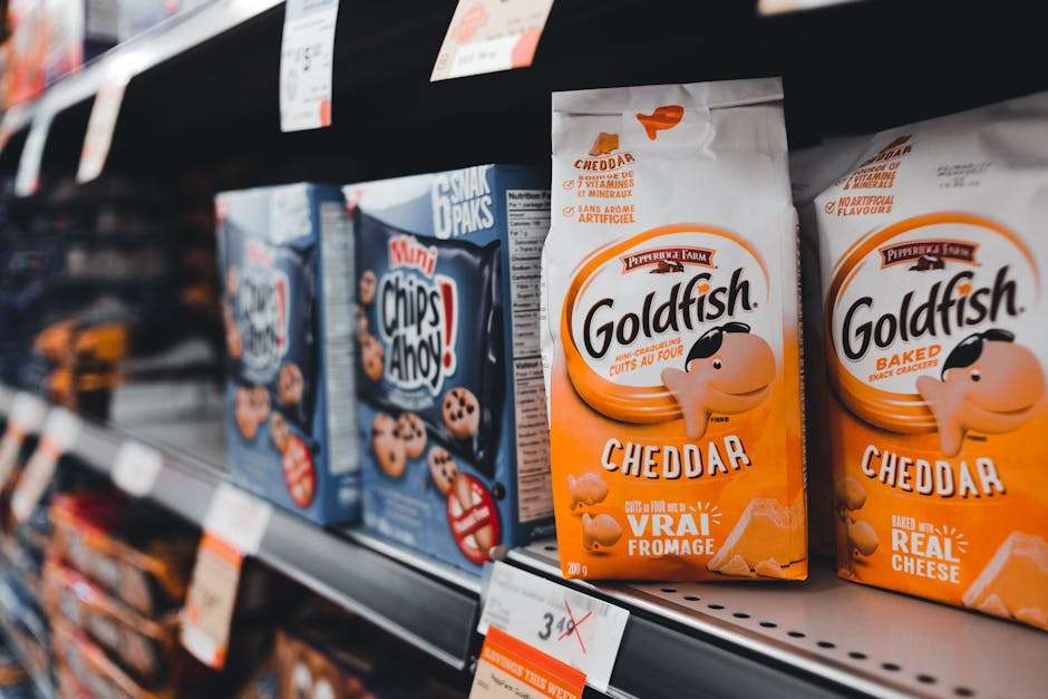 Opakowania ciastek Chips Ahoy i krakersów Goldfish stojące na sklepowej półce.