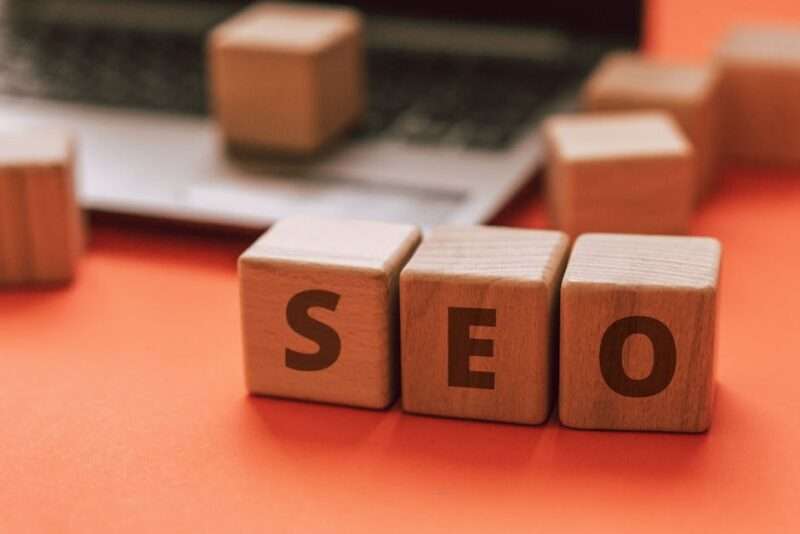 Drewniane klocki z literami tworzące napis SEO.