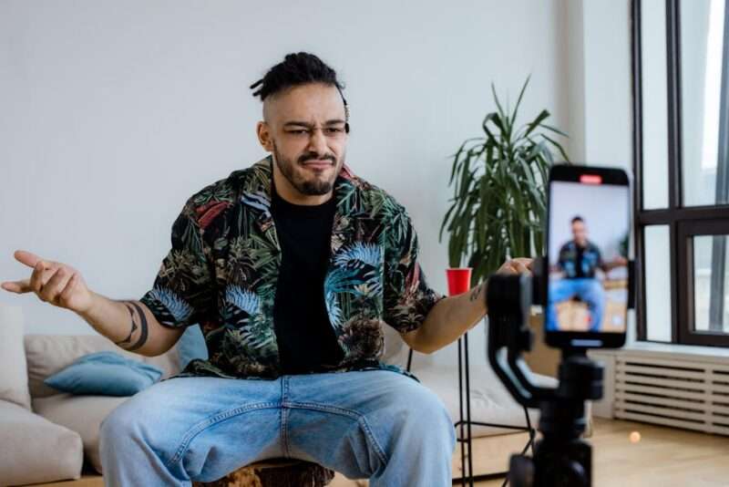 influencer nagrywający się smartfonem